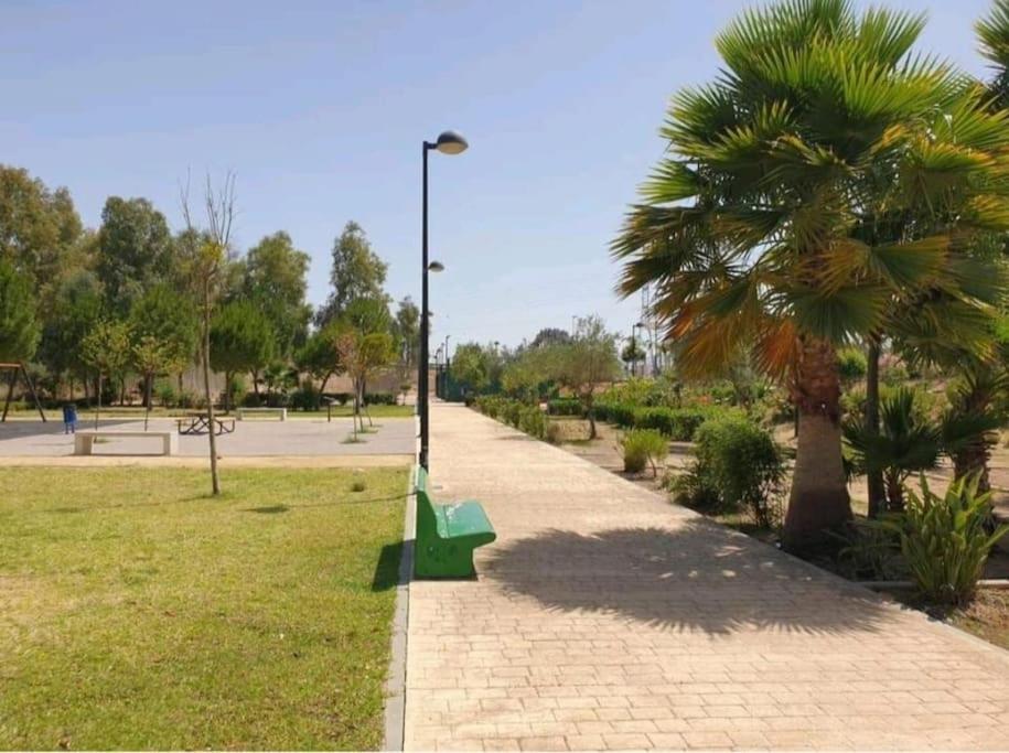 Con Piscina Y Parking En Sevilla Appartamento *